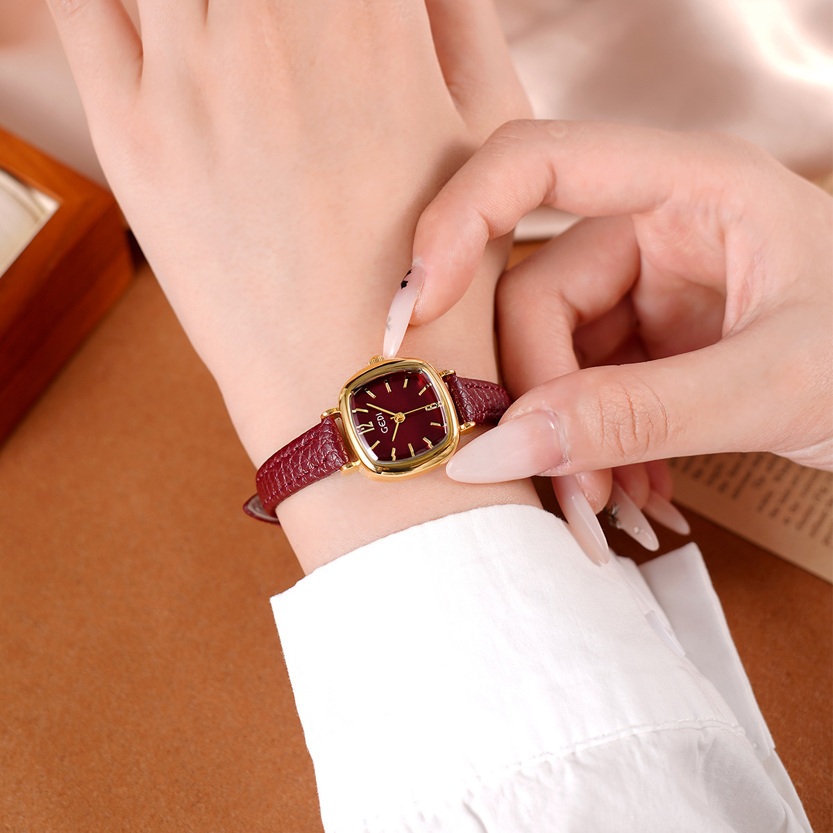 UTHAI 61018 CQ490 Semplicità,  - Luxury Watch Values recensione e prezzo