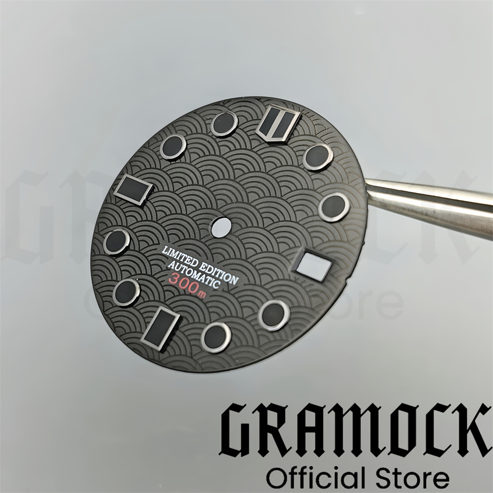 Gramock 28,5 mm nero rosso qua - Luxury Watch With Green Dial recensione e prezzo